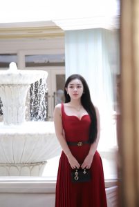 cô ấy rất biết cách sử dụng thế mạnh của mình để khiến người khác chú ý đến mình hơn