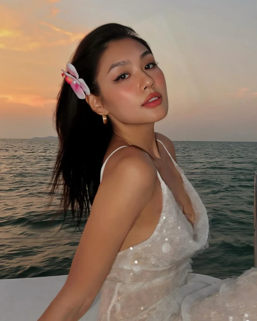 QQlive Nhan Sắc Quyến Rũ Của Hot Girl 9x Thảo Nhi Lê 2 Người đẹp không chỉ xinh đẹp mà còn sở hữu thân hình vô cùng quyến rũ