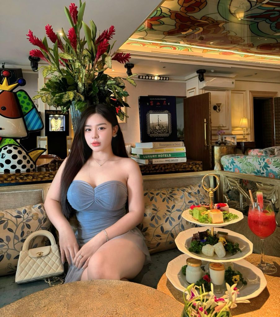 QQlive Hot Girl 2k1 Với Vòng Ngực Cực Khủng Thiên Di 3 Vòng ngực của Thiên Di đạt 100 cm
