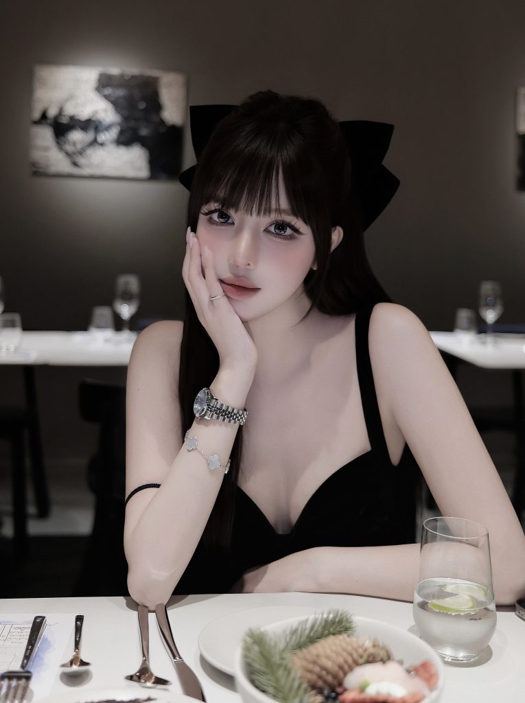 QQlive: Hot Girl Mai Phương Bùi Sexy Thân Hình Nóng Bỏng - Vẻ Đẹp Quyến Rũ Gây Sốt 5 Cô có phong cách thời trang trẻ trung năng động và không áp đặt bất kỳ phong cách nào cho bản thân