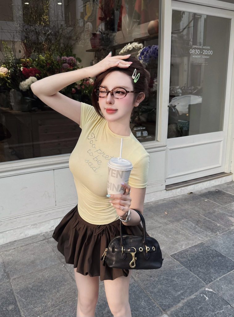 QQlive: Hot Girl Mai Phương Bùi Sexy Thân Hình Nóng Bỏng - Vẻ Đẹp Quyến Rũ Gây Sốt 3 Hot girl Mai Phương Bùi có gương mặt xinh như búp bê.