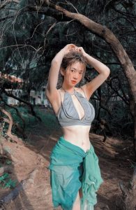 QQlive chia sẻ những hình ảnh khác của hot girl