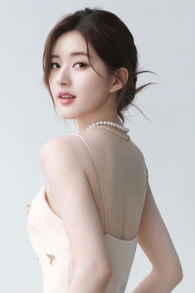 QQlive Ngắm Hot Girl Xứ Trung Cực Nóng Bỏng - Vẻ Đẹp Gợi Cảm Gây Sốt 2 Vẻ đẹp của khuôn mặt cho đến hình thể khiến tất cả chúng ta không thể rời mắt