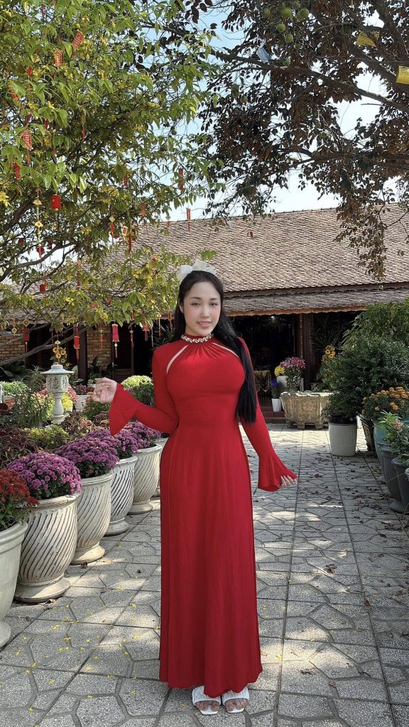 QQlive - Dương Ngọc Cầm Khoe Vòng 3 Cực Sexy - Thân Hình Nóng Bỏng Gây Sốt 9 Người đẹp mặc áo dài đỏ hút mắt người xem