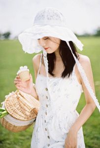 Cách đây vài ngày, Bạch Lộc tung bộ ảnh mới. Trong ảnh, cô mặc váy trắng đi dã ngoại trên bãi cỏ, toát lên khí chất dịu dàng và thanh thuần như nữ sinh..