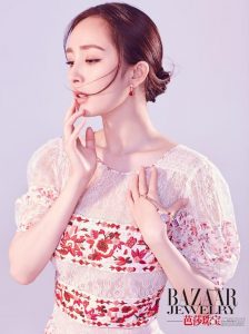 Dương Mịch xuất hiện trên tạp chí Harper Bazaar, số tháng 3/2016. Người đẹp khoe vẻ đẹp trong veo và ngây thơ.