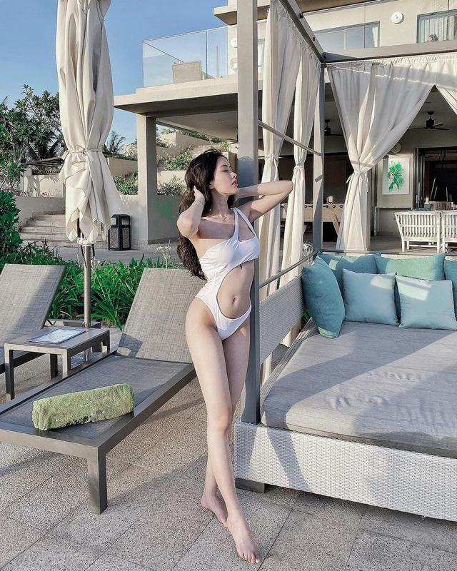 QQlive - Những mẫu bikini mà Linh Chi diện đều khoe được toàn bộ thân hình quyến rũ của cô nàng