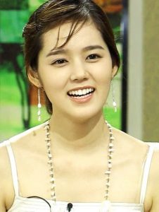 "Nhiều phụ nữ Hàn quyết định phẫu thuật thẩm mỹ để mong có được chiếc mũi cao như Han Ga In", một bác sĩ thẩm mỹ kể trên truyền hình nước này.