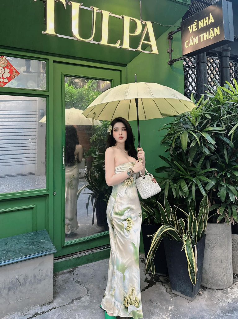QQlive Hoàng Nhân Linh Chi Body Đồng Hồ Cát - Vẻ Đẹp Sexy Nóng Bỏng 7 QQlive - Cặp mông cong của Hoàng Nhân Linh Chi khiến nhiều anh em rạo rực trong người