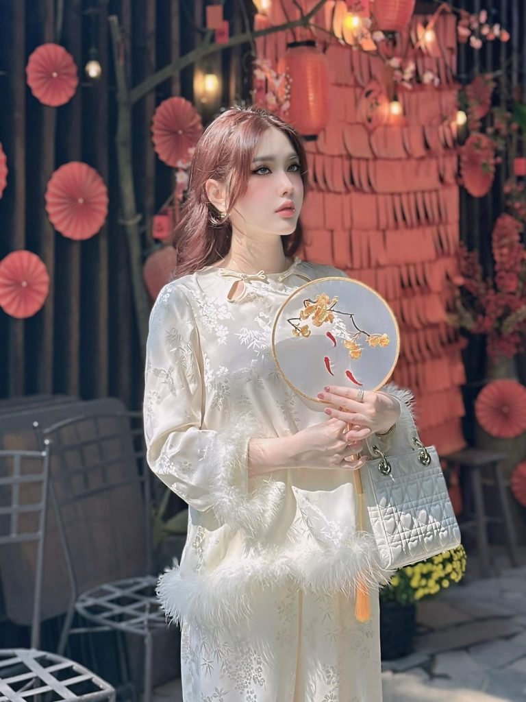 QQlive qqlive du mac kin dao hon trong trang phuc khac thi linh chi van co the khoe tron than hinh quyen ru cua minh