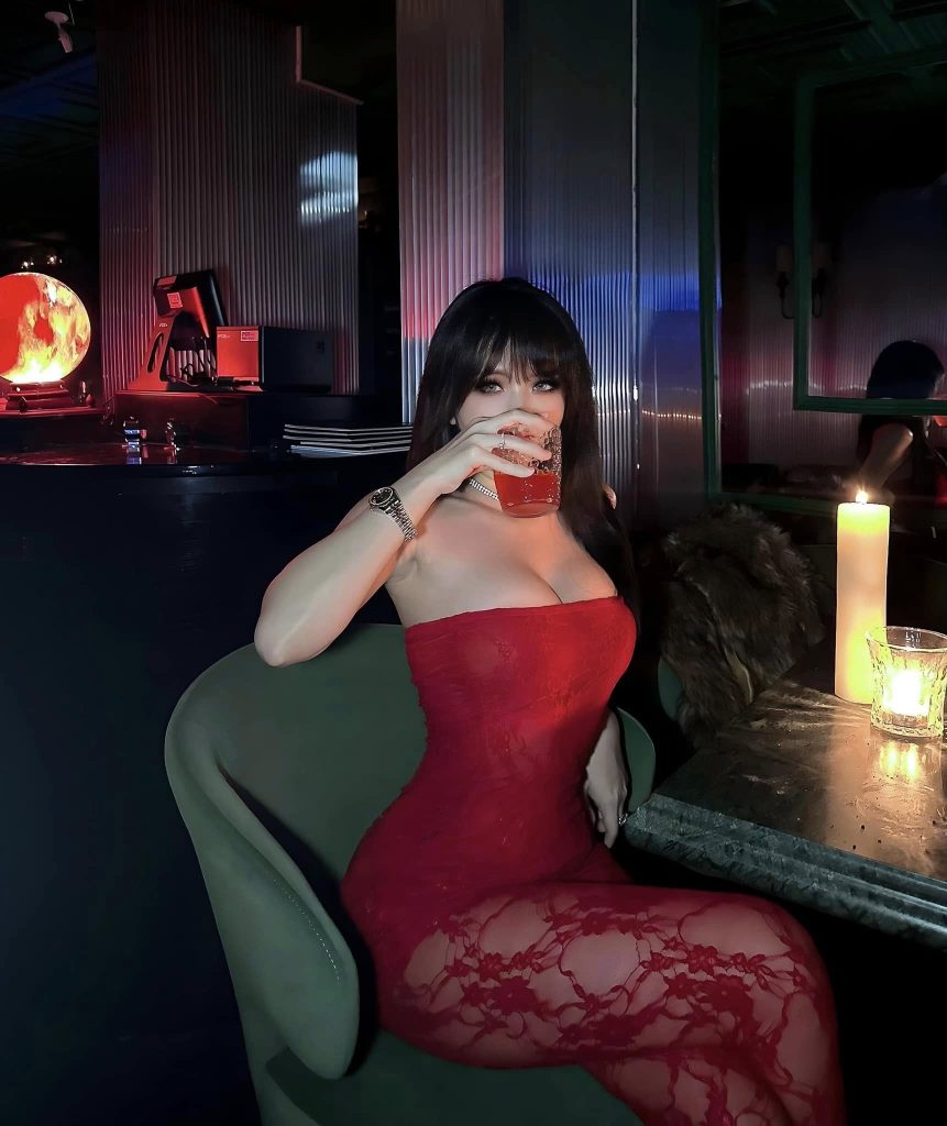 QQlive Hoàng Nhân Linh Chi Body Đồng Hồ Cát - Vẻ Đẹp Sexy Nóng Bỏng 3 QQlive - Linh Chi sở hữu vòng 1 và vòng 3 cực khủng, vòng 2 nhỏ như "con kiến"