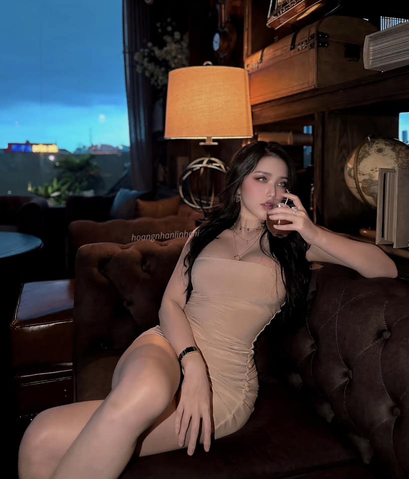 QQlive Hoàng Nhân Linh Chi Body Đồng Hồ Cát - Vẻ Đẹp Sexy Nóng Bỏng 5 QQlive - Thân hình siêu hấp dẫn của Hoàng Nhân Linh Chi nổi "bần bật"