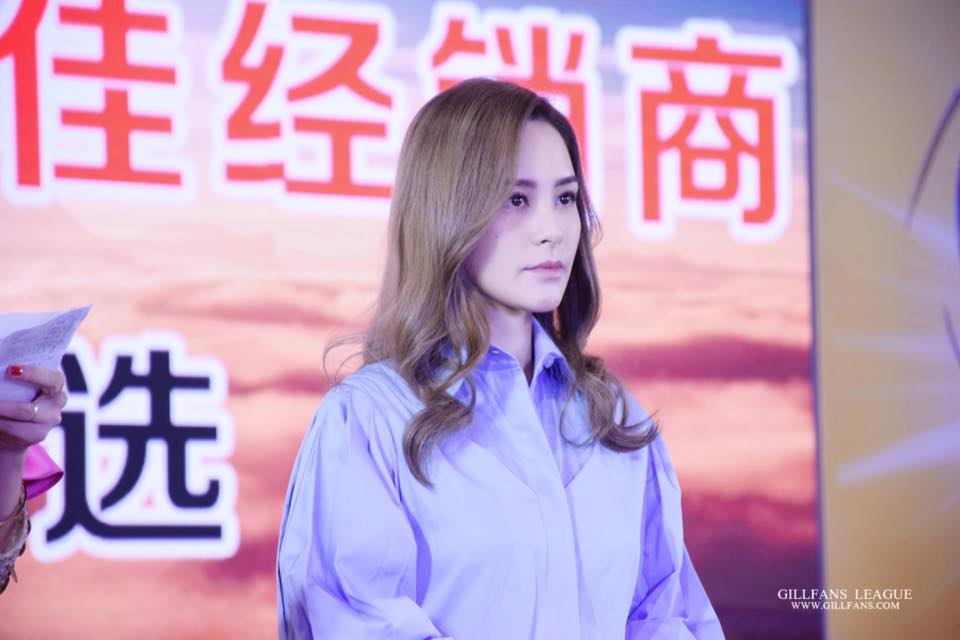 Chung Hân Đồng gợi cảm