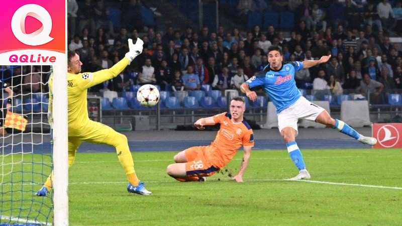 sút bóng vào lưới