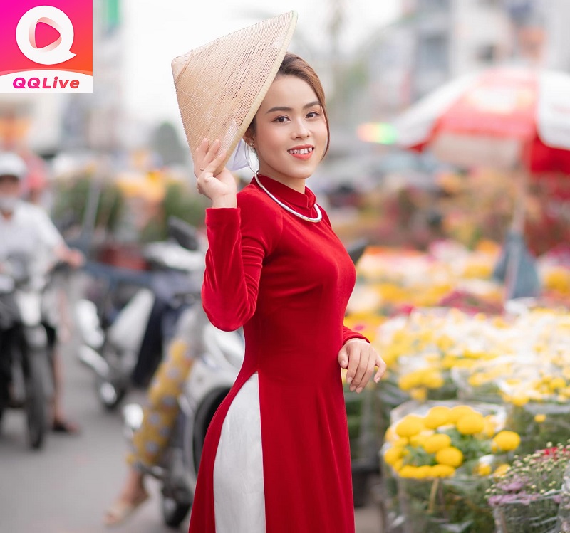 Tiktoker Huyền Phi mặc áo dài