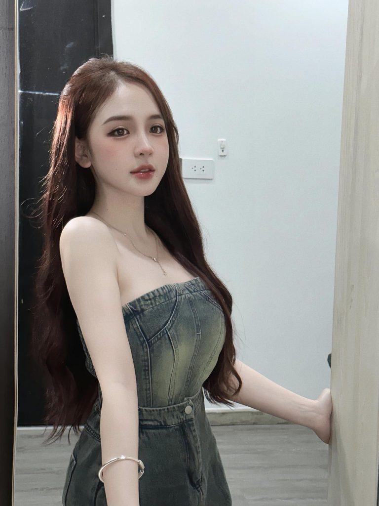Hot Girl Trần Huyền Châu Lộ Clip 18+ Gây Sốc - QQLive Bóc Mẽ Sự Thật 4 Loạt ảnh đời thường nóng bỏng của Trần Huyền Châu trước khi scandal nổ ra