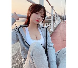 ot girl ngực khủng kiêm người mẫu, MC giải trí quen thuộc của showbiz Hàn