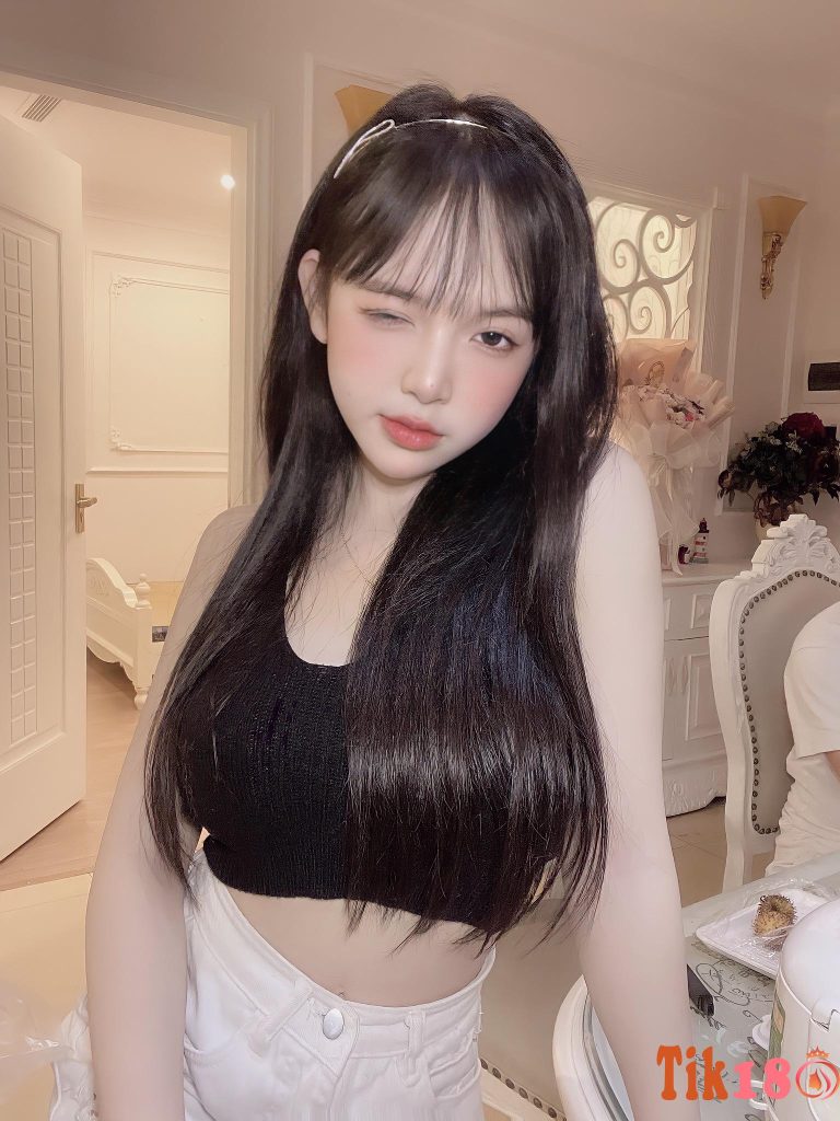 Visual như búp bê, thần thái khó rời mắt – đây là nhan sắc TikToker vướng nghi án clip nóng?