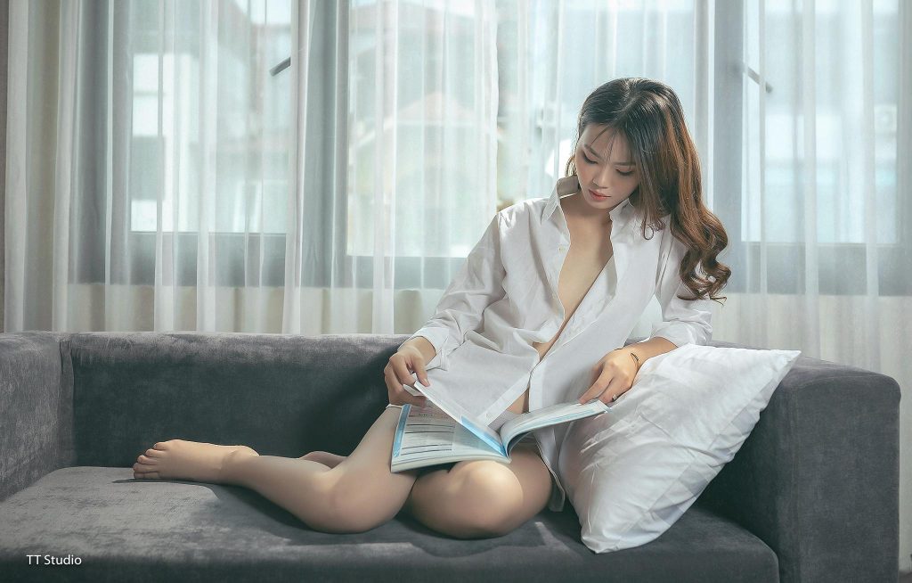 Bộ ảnh nude tinh tế che khéo vùng tam giác vàng