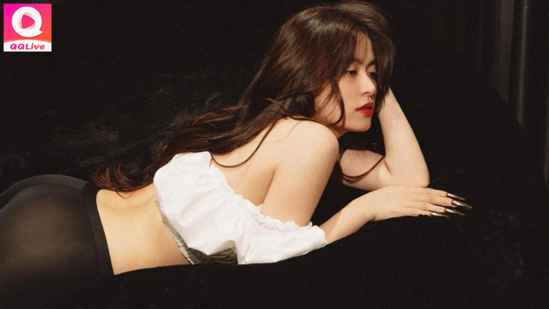 QQLive: Trò Chuyện Thoát Y Hé Lộ Đời Tư 18+ Hoàng Thùy Linh 4 Hoàng Thùy Linh và Gil Lê trên QQLive