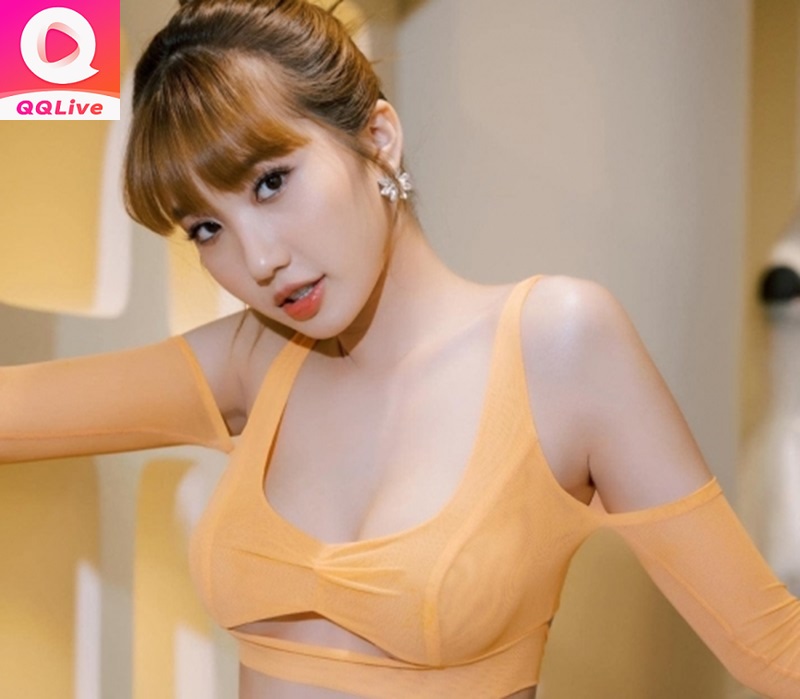 Huyền 2k4 – Top 6 gái xinh streamer khoe vòng 1