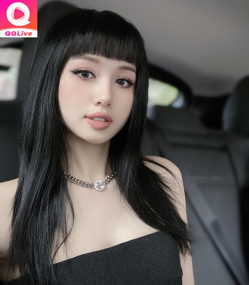 Tâm Tít khoe dáng trên QQLive